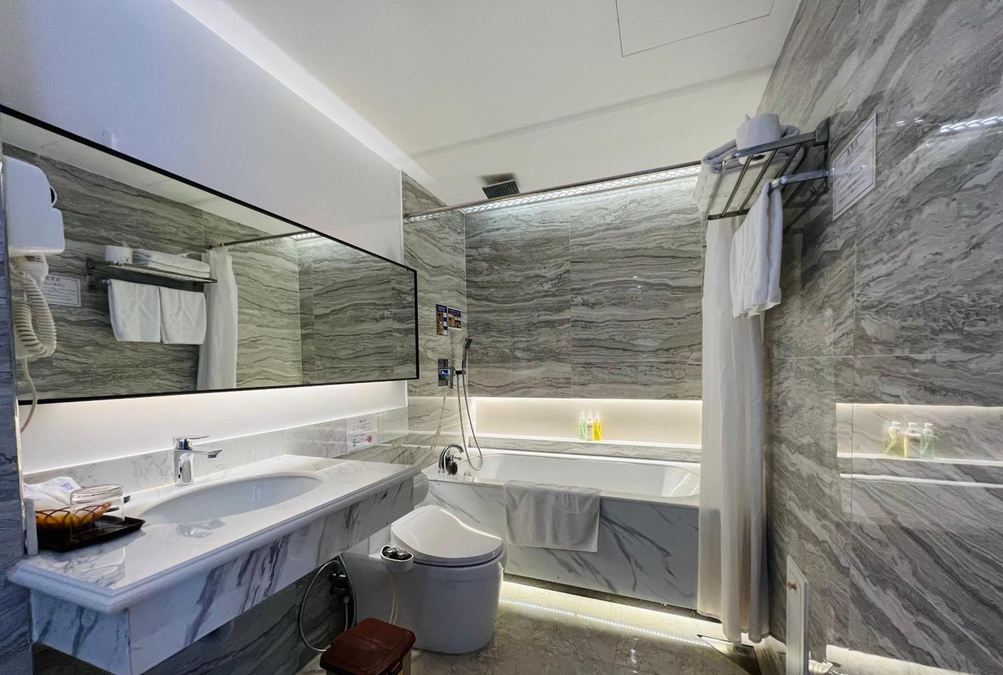 Azumaya Hotel Hai Phong Bagian luar foto